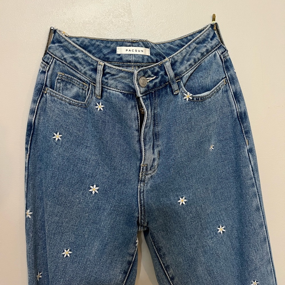 Pacsun Embroidered Flower Jeans size 26